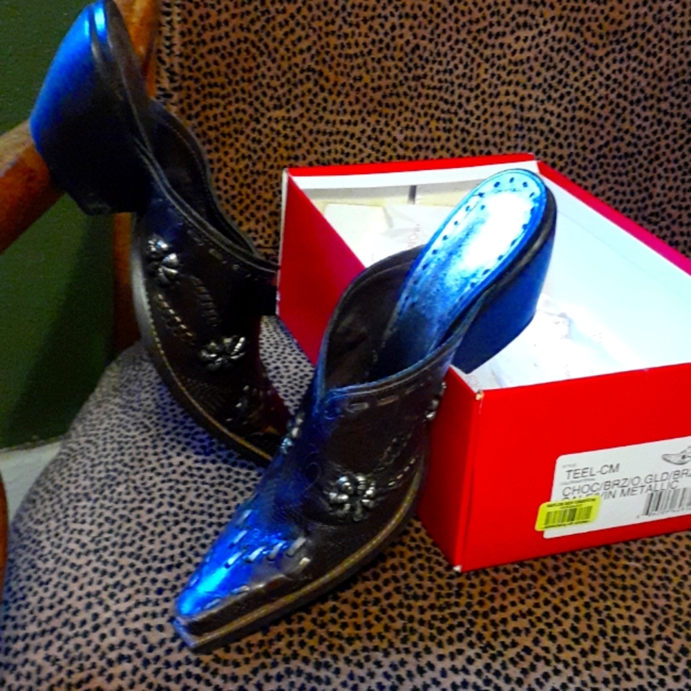 Mule shoe cowboy look